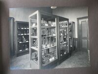 Prenten Adlib\P11623-10.jpg; P11623-01; Foto in albumPhoto in album; Fotoalbum opening Ned. Historisch Natuurwetenschappelijk MuseumFotoalbum opening Ned. Historisch Natuurwetenschappelijk Museum